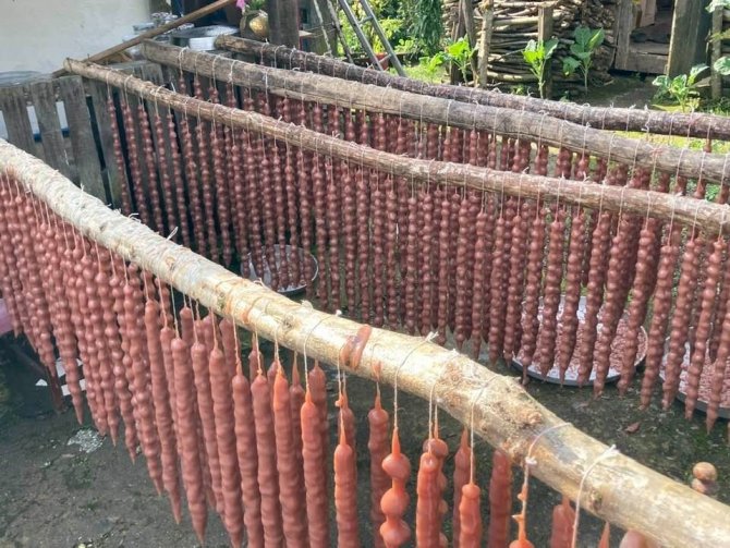 Arhavi’de Kadınlar İmece Usulü Köme Pestil Yapımına Başladı