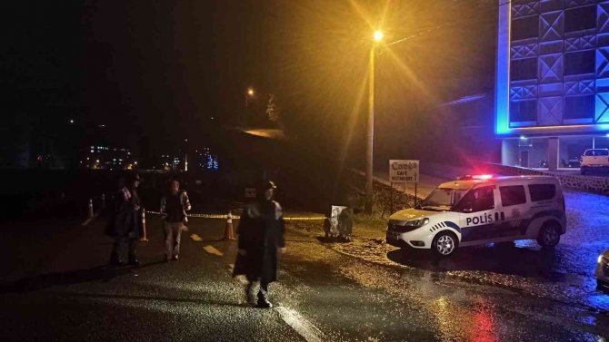 Artvin’de Taşan Dere Bazı Köy Yollarını Ulaşıma Kapattı