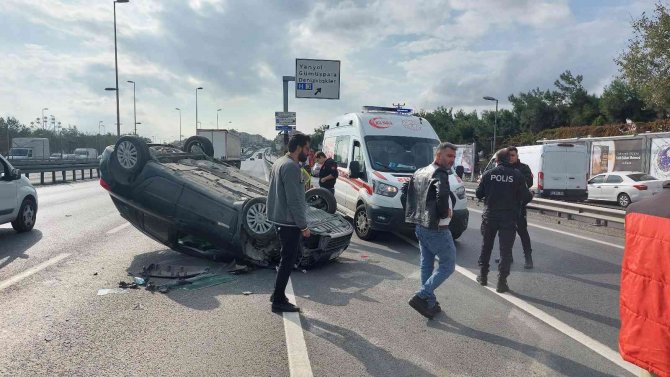 Avcılar E-5’te Otomobil Takla Attı: 4 Kişi Yaralandı, Yol Trafiğe Kapandı