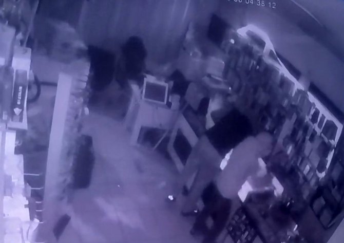 Taş Ve Tekme İle Camı Kırıp Dükkanı Soydular