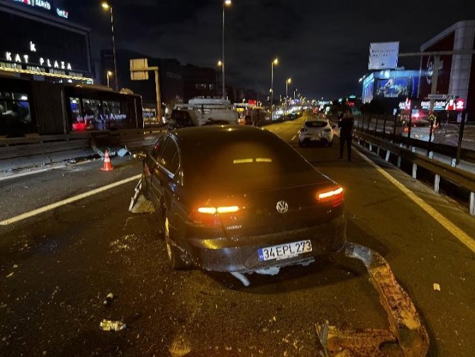 Bakırköy E-5’teki Kazanın Görüntüleri Ortaya Çıktı: Makas Atarken Kaza Yapan Aracın Motoru Yola Düştü
