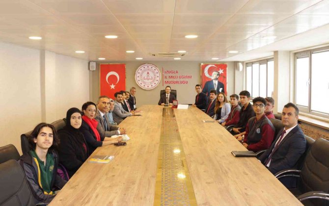 Başarılı Öğrenciler İ̇l Milli Eğitim Müdürü Çay İle Görüştü