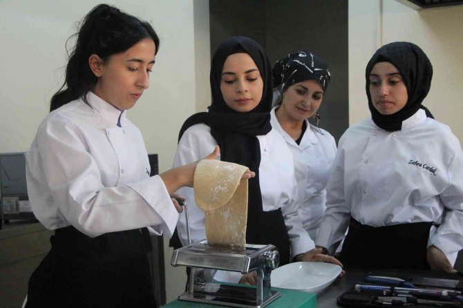 Batman’da Öğrenciler 2 Bin Yıllık Anadolu Lezzetlerini Öğreniyor