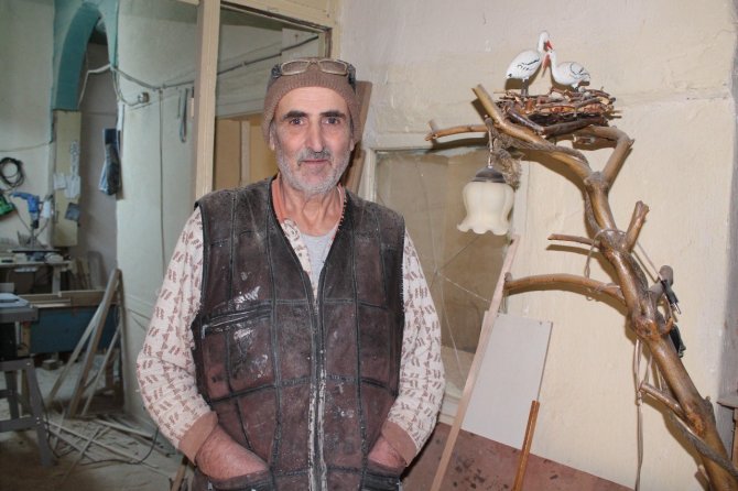 Tahta Parçaları Emekli Edebiyat Öğretmeninin Elinde Şekilleniyor