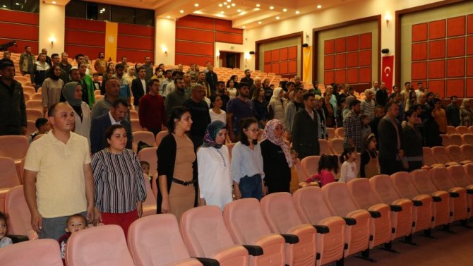 “Bu İ̇şte Bir Tuhaflık Var” Oyununa Tam Not