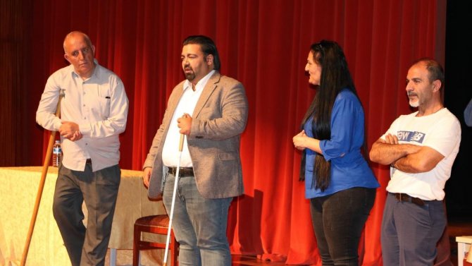 “Bu İ̇şte Bir Tuhaflık Var” Oyununa Tam Not