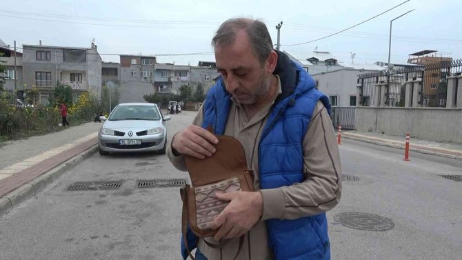 Çaresiz Kaldı, Çaresiz Bırakmadı: Yolda Bulduğu Para Dolu Çantayı Karakola Teslim Etti