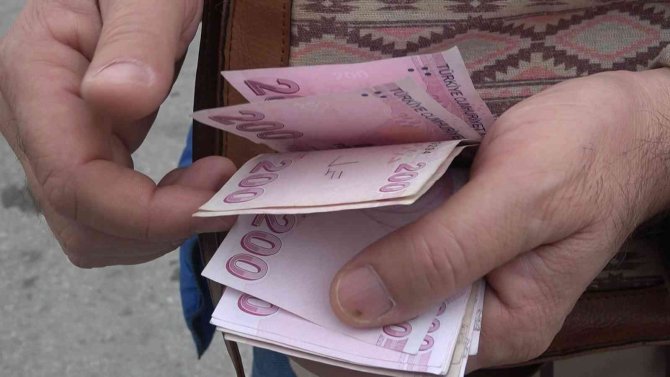 Çaresiz Kaldı, Çaresiz Bırakmadı: Yolda Bulduğu Para Dolu Çantayı Karakola Teslim Etti