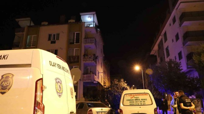 Yaşadığı Dairede Babası Tarafından Ölü Bulundu