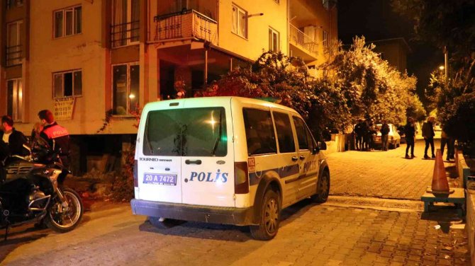 Yaşadığı Dairede Babası Tarafından Ölü Bulundu