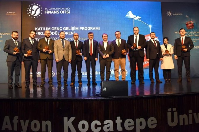 Dpü-i̇i̇f Dekan Yardımcısı Mustafa Ateş’e, Cumhurbaşkanlığı Finans Ofisi’nden Plaket