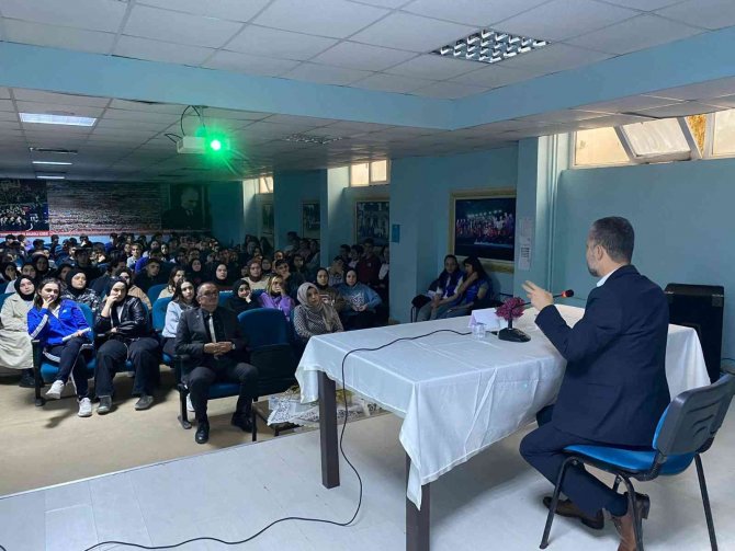 Dr. Yılmaz Öğrencilere Tecrübelerini Paylaştı