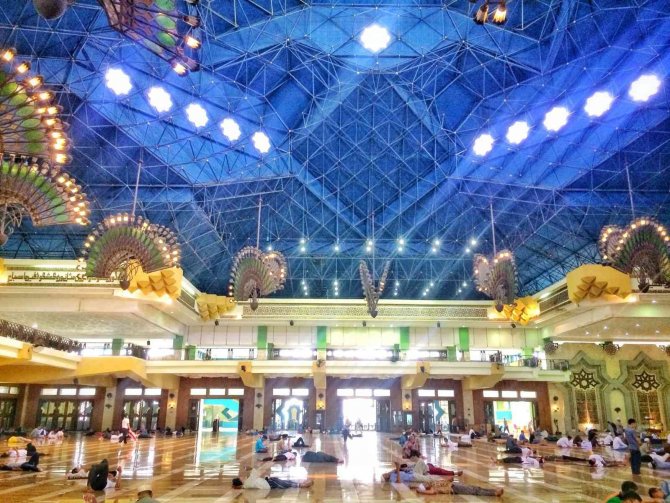 Endonezya’da Cami Kubbesi Önce Yandı Sonra Çöktü