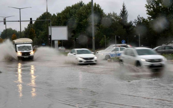 Erzincan’da Sağanak Yağış Caddeleri Suyla Doldurdu