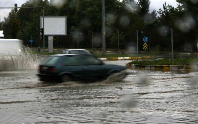 Erzincan’da Sağanak Yağış Caddeleri Suyla Doldurdu