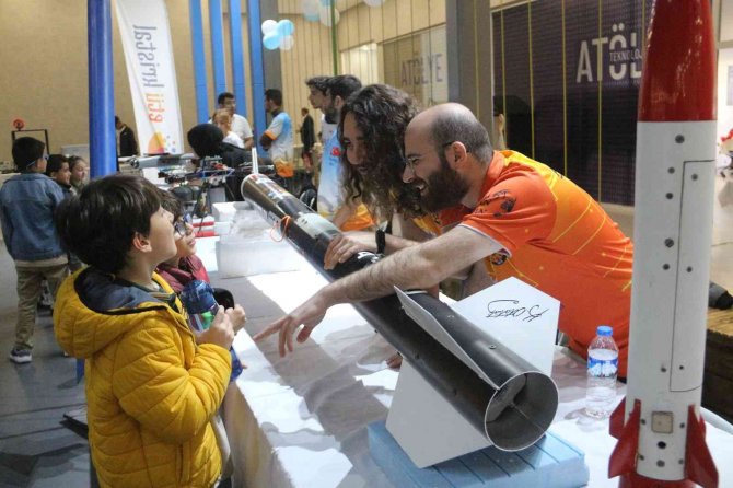 Erzurum Bilim Şenliğinde Öğrencilerin Dikkatini Çeken Robot
