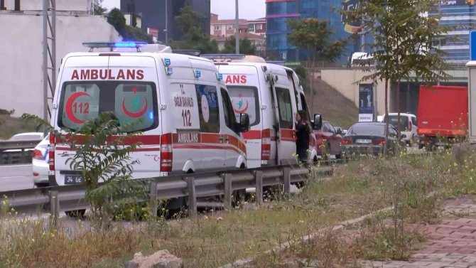 Maltepe’de Ambulans İle Otomobil Çarpıştı: 3’ü Sağlık Personeli 4 Yaralı