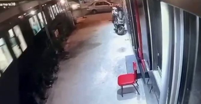 Eyüpsultan’da Tramvay Ve Otomobil Çarpıştı, O Anlar Kameraya Yansıdı