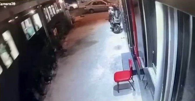 Eyüpsultan’da Tramvay Ve Otomobil Çarpıştı, O Anlar Kameraya Yansıdı