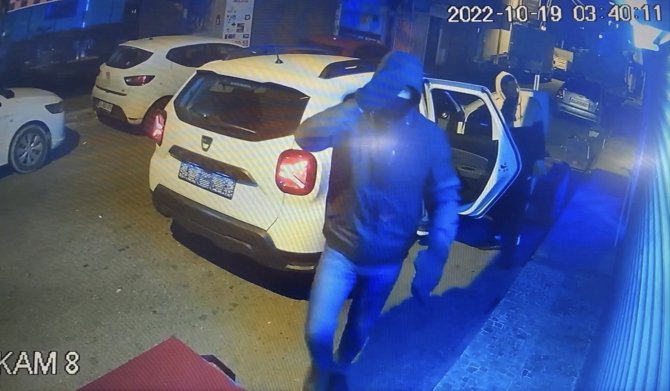 İ̇stanbul’da Komedi Filmlerini Aratmayan Anlar Kamerada: Hırsızlar Kaçarken Suç Ortağını Unuttu