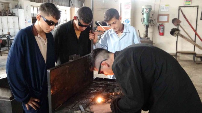 Üreterek Hayallerine Koşuyorlar