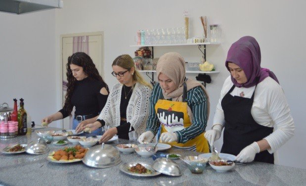 Aldıkları Eğitimle Yemek Yapmanın Püf Noktalarını Öğreniyorlar