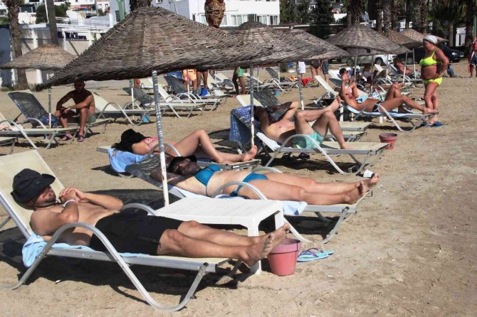 Turistler Bodrum’u Terk Etmiyor, Deniz Kum Ve Güneşin Tadını Çıkarıyor