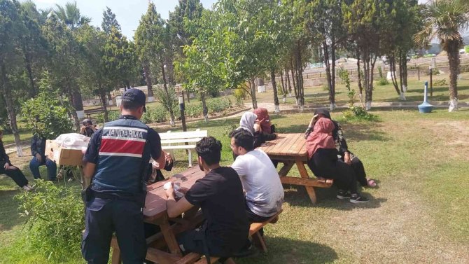 İ̇zmir’de 9 Ayrı Göçmen Kaçakçılığı Operasyonunda 180 Düzensiz Göçmen Yakalandı