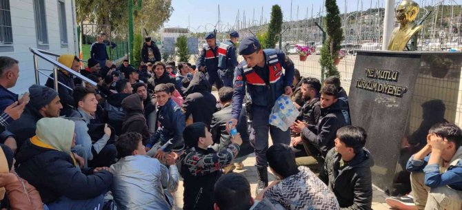 İ̇zmir’de 9 Ayrı Göçmen Kaçakçılığı Operasyonunda 180 Düzensiz Göçmen Yakalandı