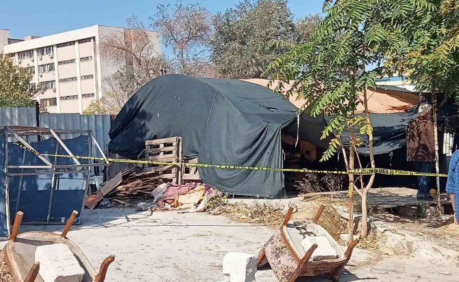 İ̇zmir’de Barakada Sır Ölüm: Bıçaklanmış Halde Ölü Bulundu