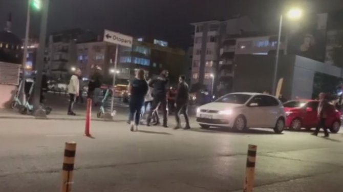 Kent Meydanı Karıştı, Onlarca Kişi Tekme Tokat Kavga Etti