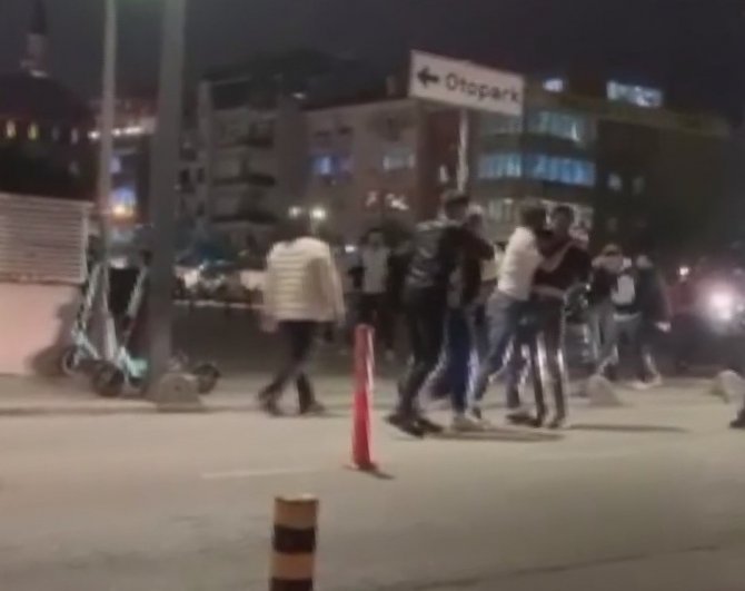 Kent Meydanı Karıştı, Onlarca Kişi Tekme Tokat Kavga Etti