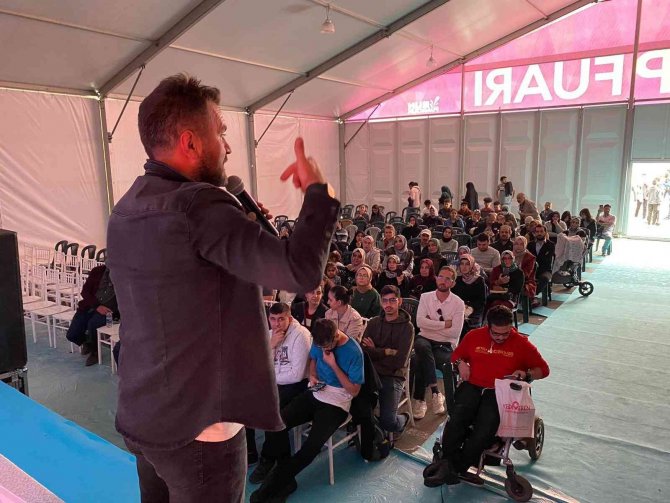 Kayseri Kitap Fuarı’nda Yazar Abdurrahman Uzun’a Yoğun İlgi