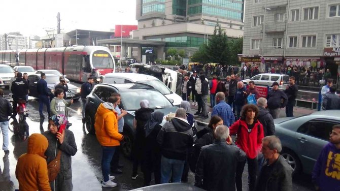 Devrilen Minibüsten Burunları Kanamadan Çıktılar