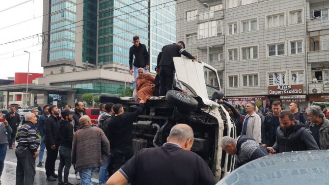Devrilen Minibüsten Burunları Kanamadan Çıktılar
