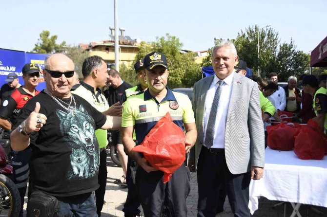 32 Ülkeden 350 Sporcunun Katıldığı Etkinlikte Vatandaşlara Çekilişle Kask Dağıtıldı