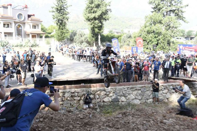 32 Ülkeden 350 Sporcunun Katıldığı Etkinlikte Vatandaşlara Çekilişle Kask Dağıtıldı