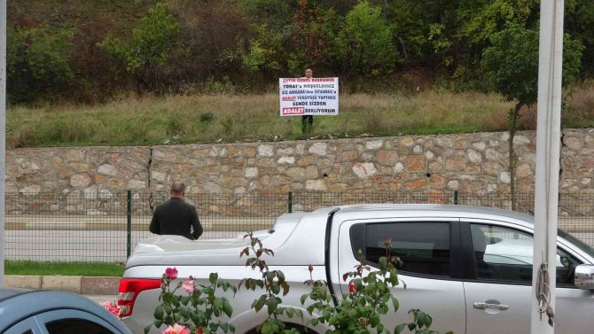 Kılıçdaroğlu’nun Kaldığı Otelin Karşısında "Adalet İstiyorum" Diye Pankart Açtı