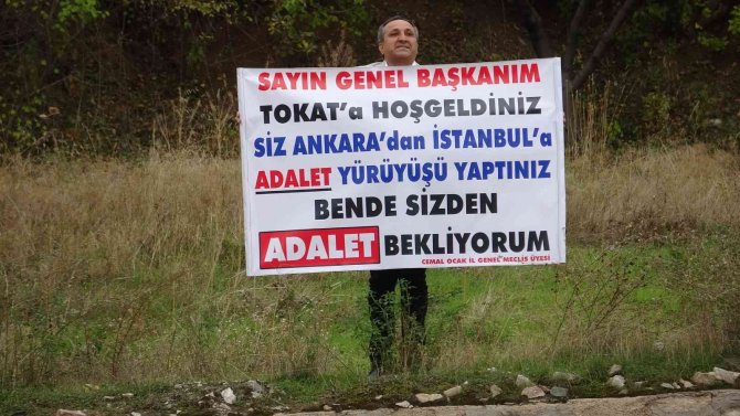 Kılıçdaroğlu’nun Kaldığı Otelin Karşısında "Adalet İstiyorum" Diye Pankart Açtı