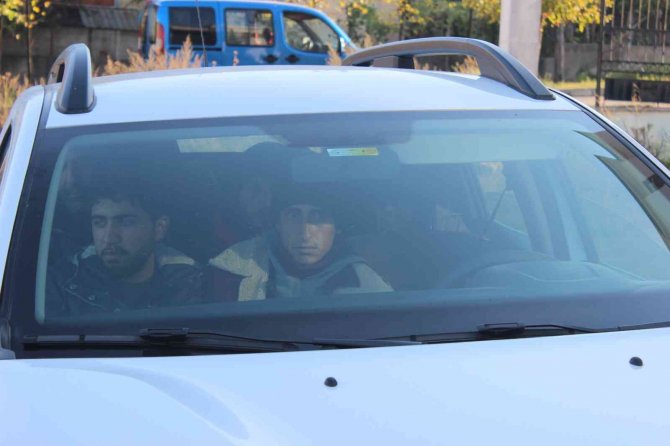 ‘Dur’ İhtarına Uymayan Araçtan Kaçak Göçmenler Çıktı