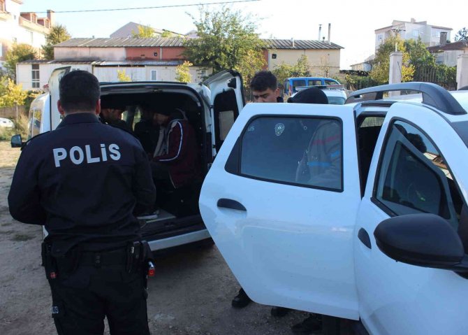 ‘Dur’ İhtarına Uymayan Araçtan Kaçak Göçmenler Çıktı