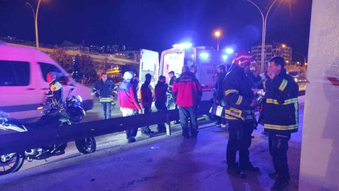 17 Yaşındaki Genç Kız Köprüden Atladı, Aşağıda Bekleyen Polisler Tuttu