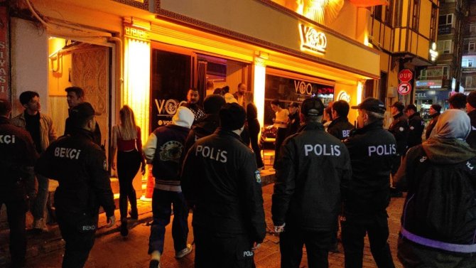Kocaeli’nde Eğlence Mekanlarına Şok Baskın: 800 Kişi Sorgulandı
