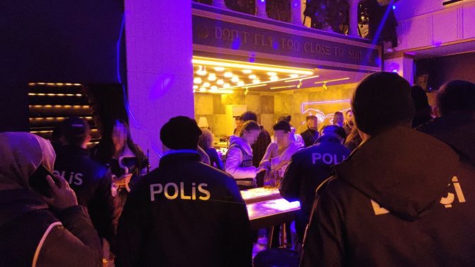 Kocaeli’nde Eğlence Mekanlarına Şok Baskın: 800 Kişi Sorgulandı