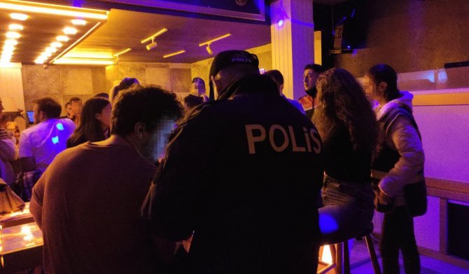 Kocaeli’nde Eğlence Mekanlarına Şok Baskın: 800 Kişi Sorgulandı