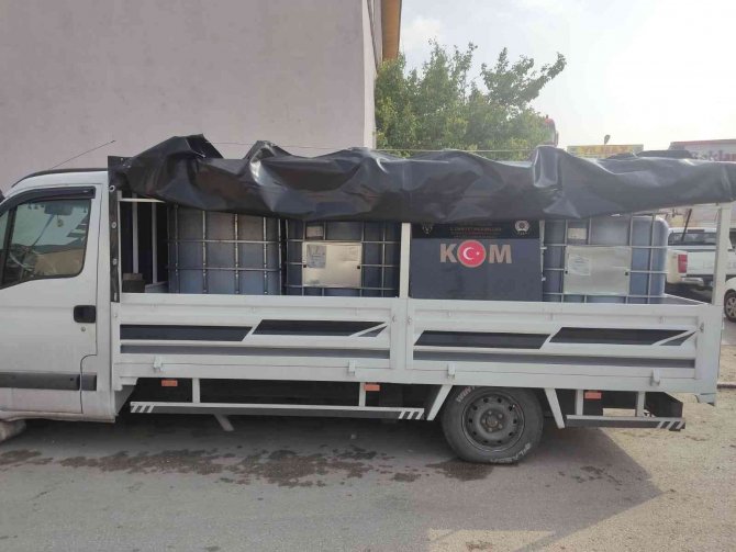 Kargo Kutusundan Kaçak Nargile Tütünü, Plastik Varillerden Kaçak Akaryakıt Çıktı