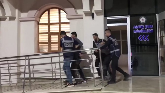 Çaldıkları Kamyoneti Parçalatamadan Yakalandılar