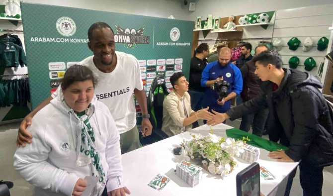 Konyasporlu Futbolcular İmza Gününde Taraftarlarla Buluştu
