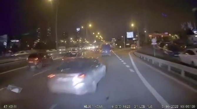 Maltepe’de Makas Atan Otomobilin Araca Çarpıp Kaçtığı Anlar Kamerada