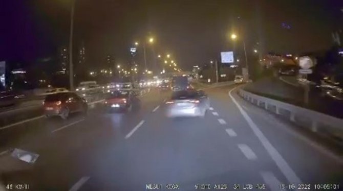 Maltepe’de Makas Atan Otomobilin Araca Çarpıp Kaçtığı Anlar Kamerada